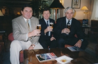 Václav Nedomanský (vlevo), Jaroslav Krupička (uprostřed), Ivan Hlinka (vpravo), nedatováno 