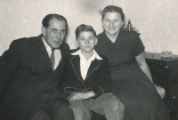 Pamětník s otcem Jaroslavem a matkou Miroslavou, 50. léta