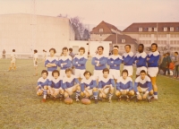 Tým Olympique de Besançon, za který pamětník (třetí zprava v horní řadě) ve Francii hrál, 1971–1972