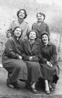 Kolegyně ze školy, pamětnice v první řadě první zprava, Krnov 1957