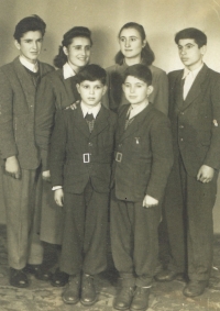 Rodina Kostovských. Pamětnice druhá řada, druhá zprava, 1948 - 1949