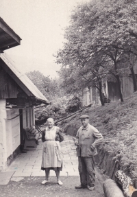 Babička Marta Machová (19.4.1906 - 1.7.1978) a děda Adolf Mach (1.3.1902 - 25.1.1987), Stroužné, 60.léta
