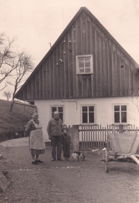 Marta a Adolf Machovi, vnučka Jana, pes Šula, Stroužné, 1963