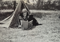 Hana Staňková u tety na zahradě, 1958