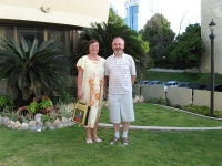 	Na přednáškovém turné s manželem. Šaty jsem dostala jako dárek od posluchačů. Panama 2006 