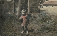 Před rodným domem, 1952