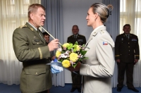 Barbora Špotáková předává gen. Bečvářovi malý oštěp v roce 2017