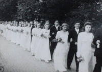 Pohřeb ... , který při orání najel na pancéřovou pěst, 1945 (po válce)