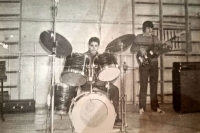 Володимир Кондур (по центру) під час репетиції шкільного вокально-інструментального ансамблю «КВАНТ»