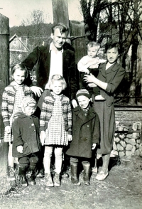 Rodiče a sourozenci, pamětnice první zleva, 1959