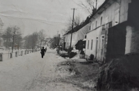 Rodný dům Anny Bizové, Dlouhá Lomnice, před válkou - po válce byl srovnán se zemí