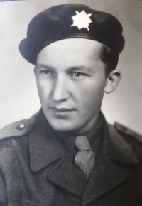Manžel pamětnice Břetislav Horák ve vojenském