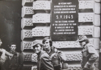 Trampové u pamětní desky v Domažlicích, 1970