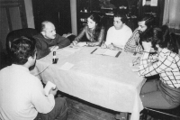 Zleva pamětník, Jan Baptista Bárta, pamětníkova manželka, doktorka Ryssová, Miloslav Nevrlý, švagrová pamětníka, nejspíše konec 70. let