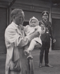 Gertrude Schreckeneder with father Karl Procháska (forefront), 1939