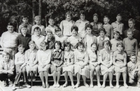 Karel Přibyl (v prostřední řadě druhý zleva), obávaný učitel (v horní řadě první zprava), 9. třída, 1964
