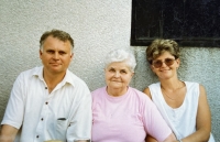Karel s maminkou a sestrou Lidkou, 1997