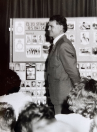 Na výstavě Brněnští piloti RAF, 1995. Materiály na výstavě z archivu Jaroslava Popelky