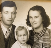 Ferdinand Hájek a Eleonor Hájková, Svobodová (sestra otce Johana), kteří si malou Inge osvojili