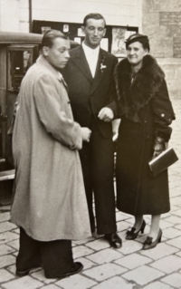 Dědeček Johan (druhý zleva) a babička Terezie Svobodovi, 1939