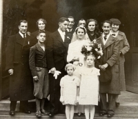 Svatební fotografie manželů Hájkových. Strýc Franz druhý zleva, otec Johan první zprava. 1939