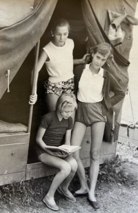 Na pionýrském táboře. Inge první zprava, 1958