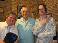S Janem Vodňanským, vernisáž výstavy "Alena Dostálová: Květiny a laufy", kavárna Liberál, srpen 2015