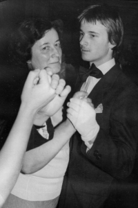 S maminkou Olgou v tanečních, nedatováno