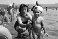 Pamětník s maminkou Olgou na Máchově jezeře, 1965