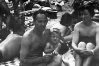 Během letní dovolené s rodiči Jiřím a Olgou ve Starých Splavech, 1965