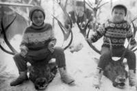 Jiří Malec (vlevo) během honu, vzadu otec Jiří Malec, nedatováno 