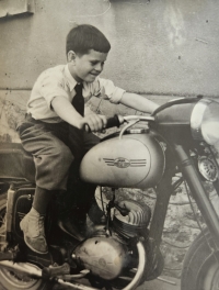 Marián Kvarda na motocyklu ve věku šesti let (1954)