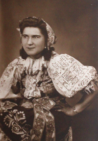Marie Brabcová, sestra Růženy Dlabalové, v lidovém kroji, 1948