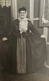 Matka Anděla Kvardová v ochotnickém divadle (cca 1960)