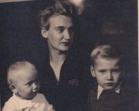 Pamětník s maminkou a sestrou