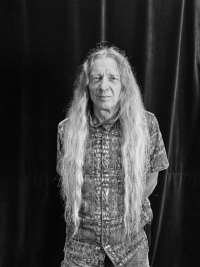 Rudolf Houfek dlouhé vlasy - 2025