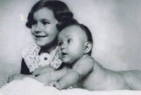 Witness with her older sister in 1936