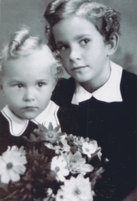 Božena Tomšová with her sister, around 1940