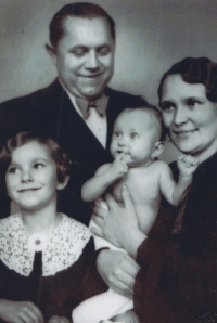 Husband and wife Hrnčiřík with children, around 1937