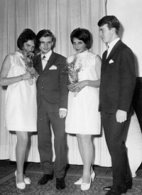 Petr Štěpánek (druhý zleva) v tanečním kurzu v Jilemnici, 1968