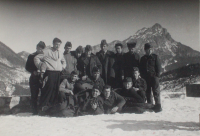 Zdeněk Chalupa (druhý zleva, v civilním oblečení) během základní vojenské služby v Martině, okolí Martina, 1957–1959