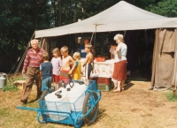 Zdeněk Beran (vlevo) se celoživotně věnoval skautingu, foto 90. léta 
