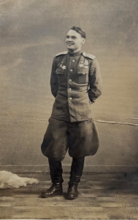 Sovětský důstojník Karl Filaretow, který se zaručil mamince pamětnice, že se děvčatům nic nestane a mohou se přestat ukrývat na seníku před osvoboditelskou armádou. Byl z Moskvy a uměl německy, 1945