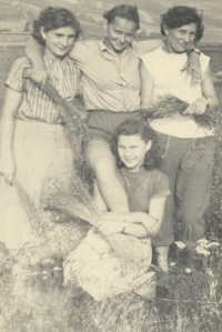 S kamarádkami na poli při trhání lnu