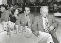 "Doplatky" v JZD - paní Rut s manželem a tchánem