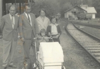 Na železniční stanici Velké Karlovice v roce 1968. Pán zcela vlevo je příbuzný z Prahy, který pracoval na ministerstvu vnitra