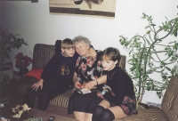 Paní Rut s vnoučaty (1997)