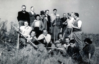 Malý Juraj Laufer (chlapec vpravo) se svou maminkou Bertou (zcela vpravo) na brigádě při obnově Lidic (přibližně rok 1947) 