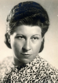 Emílie Dušánková, matka pamětnice, v roce 1945