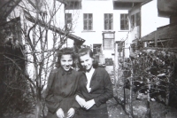 Sestry zády k domu v Plačkově ulici